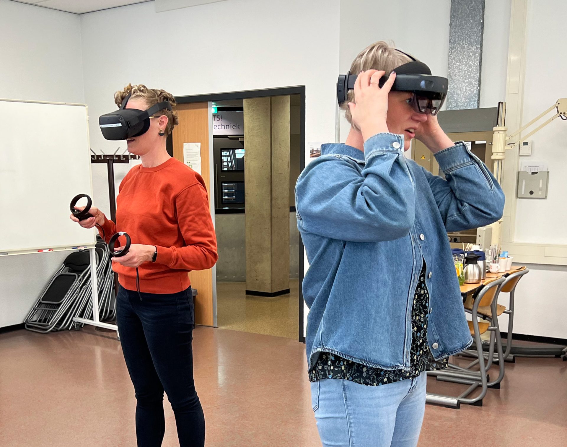 Twee medewerkers testen VR en AR headsets.