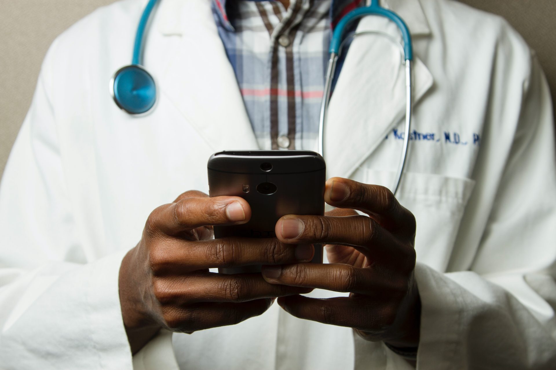Blended Care: Een mix van digitaal en fysiek aangeboden zorg en ondersteuning van gezondheid.