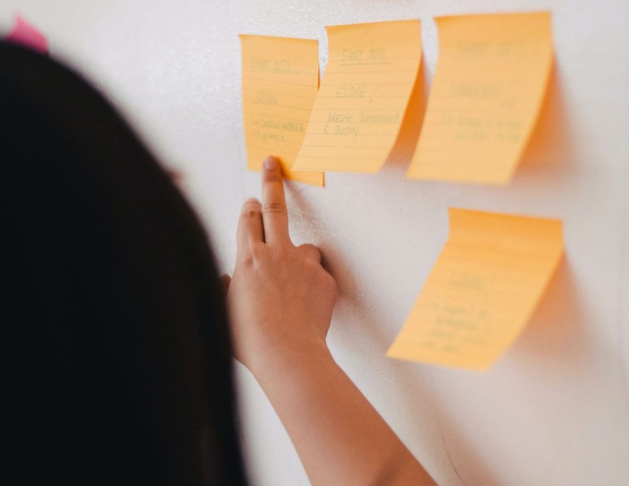 Een sticky notes ontwerpsessie tijdens Design Thinking