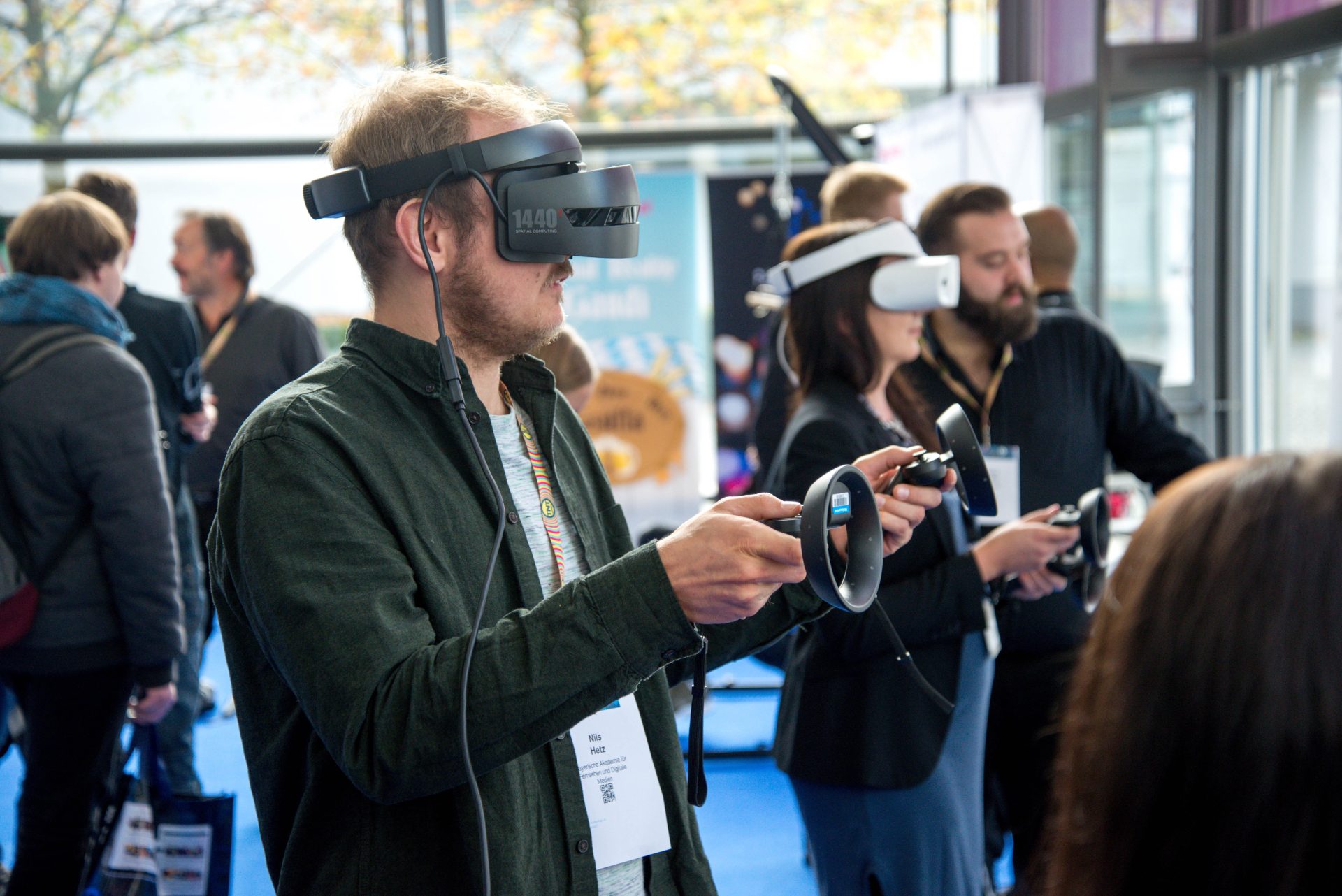 Meerdere personen testen een VR headset inclusief controllers: Een alledaags fenomeen in onze Emerging Technologies programmalijn.